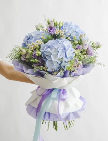 Букет из эустомы, ромашек и гортензий LILAC&BLUE
