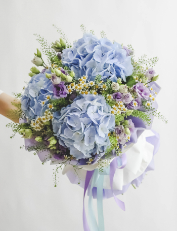 Букет из эустомы, ромашек и гортензий LILAC&BLUE