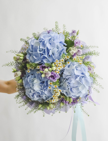 Букет из эустомы, ромашек и гортензий LILAC&BLUE