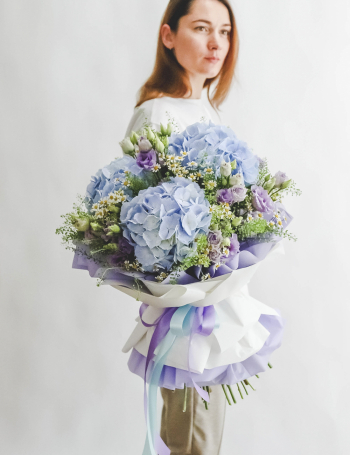 Букет из эустомы, ромашек и гортензий LILAC&BLUE